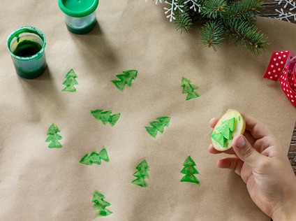 Kerst knutselen voor kerst: kerstboom stempelen met een aardappel en verf, cadeaupapier maken